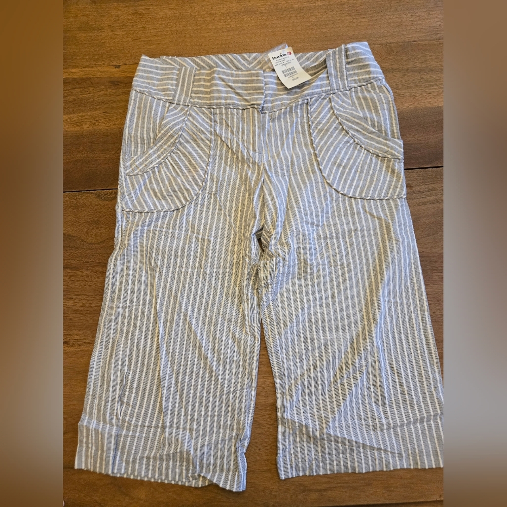 NWT, Striped Seer Sucker Wide-leg Goucho Capris in Gray And White